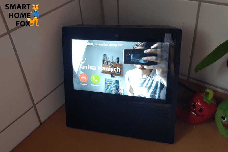 Ein Video Anruf wird auf dem Alexa Echo Show Gerät durchgeführt